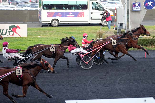 Photo d'arrivée de la course pmu PRIX DE MEADOWLANDS à PARIS-VINCENNES le Dimanche 28 janvier 2024