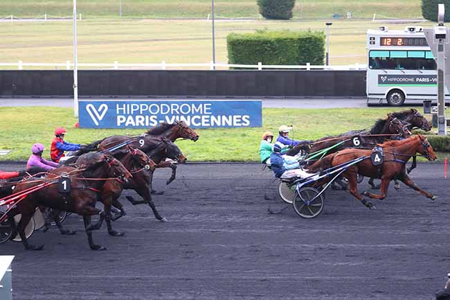 Photo d'arrivée de la course pmu PRIX DE LAZENAY à PARIS-VINCENNES le Jeudi 1 février 2024