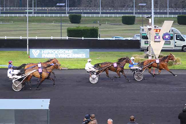 Photo d'arrivée de la course pmu PRIX DE FEUCHEROLLES à PARIS-VINCENNES le Jeudi 1 février 2024