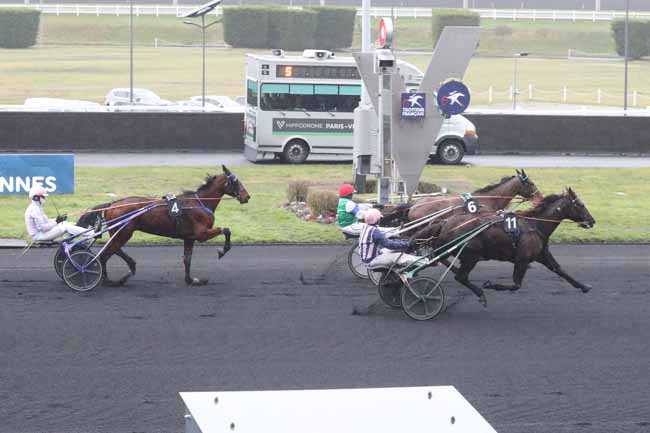 Photo d'arrivée de la course pmu PRIX JEAN TYSSANDIER à PARIS-VINCENNES le Samedi 3 février 2024
