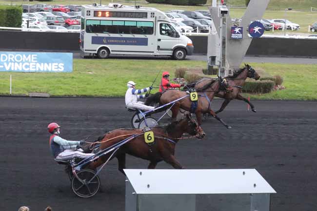 Photo d'arrivée de la course pmu PRIX DE LA GIRONDE à PARIS-VINCENNES le Dimanche 4 février 2024