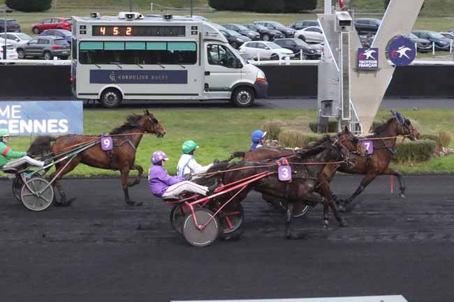 Photo d'arrivée de la course pmu PRIX DE CAGNY à PARIS-VINCENNES le Dimanche 4 février 2024