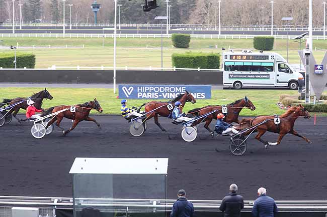 Photo d'arrivée de la course pmu PRIX DE MONTLUCON à PARIS-VINCENNES le Mardi 6 février 2024