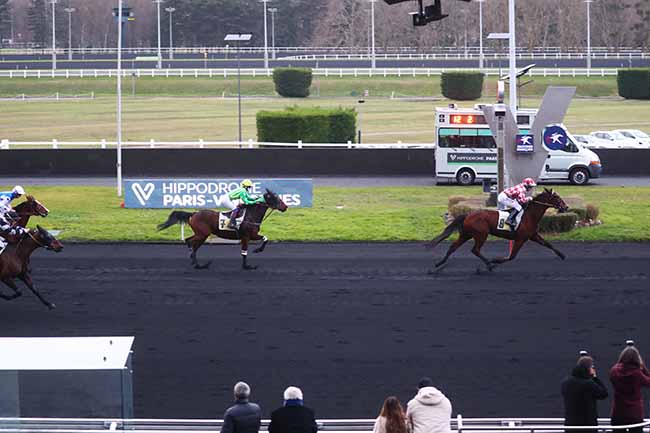 Photo d'arrivée de la course pmu PRIX DE MONTIVILLIERS à PARIS-VINCENNES le Mardi 6 février 2024