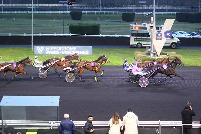 Photo d'arrivée de la course pmu PRIX DES ROUGES TERRES à PARIS-VINCENNES le Mardi 6 février 2024