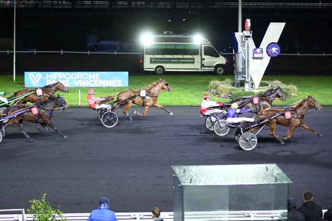 Photo d'arrivée de la course pmu PRIX JEAN-PAUL BERTRAND à PARIS-VINCENNES le Vendredi 9 février 2024