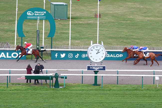 Photo d'arrivée de la course pmu PRIX DU ROND DU MANEGE à CHANTILLY le Vendredi 9 février 2024