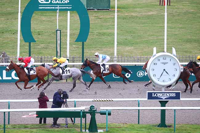 Photo d'arrivée de la course pmu PRIX DE LA ROUTE DES GENETS à CHANTILLY le Vendredi 9 février 2024