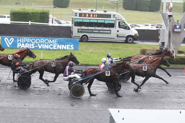 Photo d'arrivée de la course pmu PRIX DE CARQUEBUT à PARIS-VINCENNES le Samedi 10 février 2024