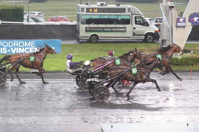 Photo d'arrivée de la course pmu PRIX EPHREM HOUEL à PARIS-VINCENNES le Samedi 10 février 2024