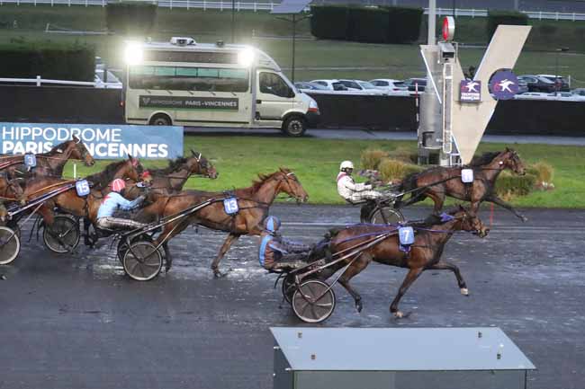 Photo d'arrivée de la course pmu PRIX DE VERNEUIL à PARIS-VINCENNES le Samedi 10 février 2024