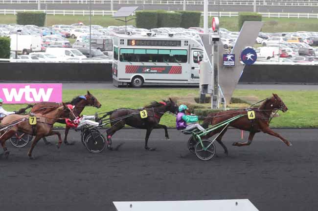 Photo d'arrivée de la course pmu PRIX WTW HIPCOVER ASSURANCES HIPPIQUES à PARIS-VINCENNES le Dimanche 11 février 2024
