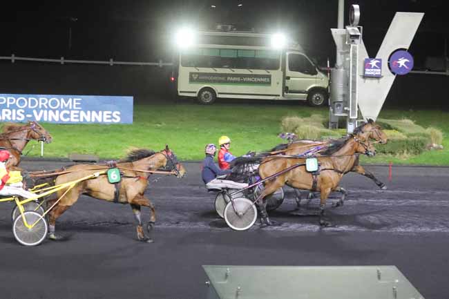 Photo d'arrivée de la course pmu PRIX DE CAHORS à PARIS-VINCENNES le Vendredi 16 février 2024