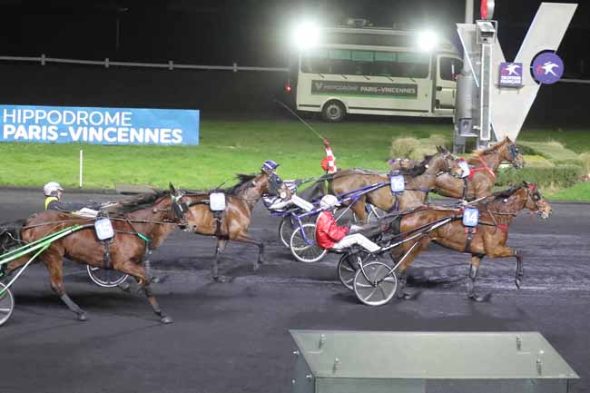 Photo d'arrivée de la course pmu PRIX DE CHATEAURENARD à PARIS-VINCENNES le Vendredi 16 février 2024