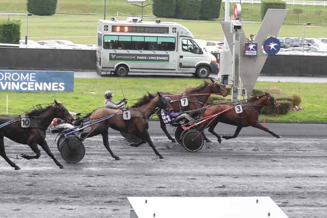 Photo d'arrivée de la course pmu PRIX DE PLEAUX à PARIS-VINCENNES le Dimanche 18 février 2024