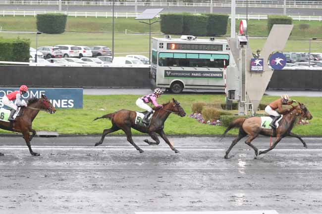 Photo d'arrivée de la course pmu PRIX DU PONTAVICE DE HEUSSEY à PARIS-VINCENNES le Dimanche 18 février 2024