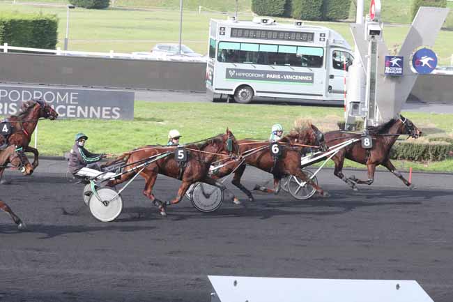 Photo d'arrivée de la course pmu PRIX DE LAUZUN à PARIS-VINCENNES le Mardi 20 février 2024