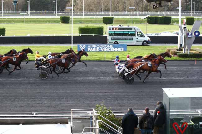 Photo d'arrivée de la course pmu PRIX DE PONT-L'EVEQUE à PARIS-VINCENNES le Vendredi 23 février 2024