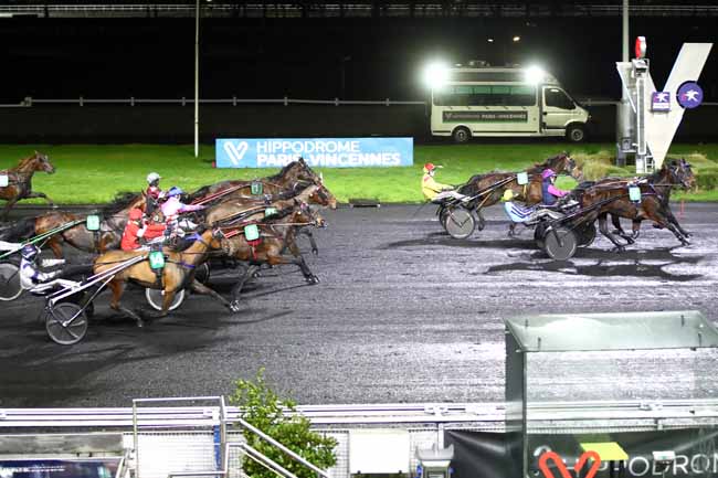 Photo d'arrivée de la course pmu PRIX DE SAINT-PIERRE LA COUR à PARIS-VINCENNES le Vendredi 23 février 2024