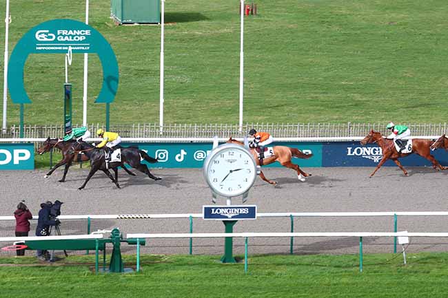 Photo d'arrivée de la course pmu PRIX DU FOUR A TUILE à CHANTILLY le Vendredi 23 février 2024