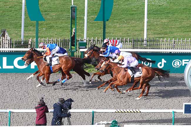 Photo d'arrivée de la course pmu PRIX DE LA FORET DE L'HOPITAL à CHANTILLY le Vendredi 23 février 2024