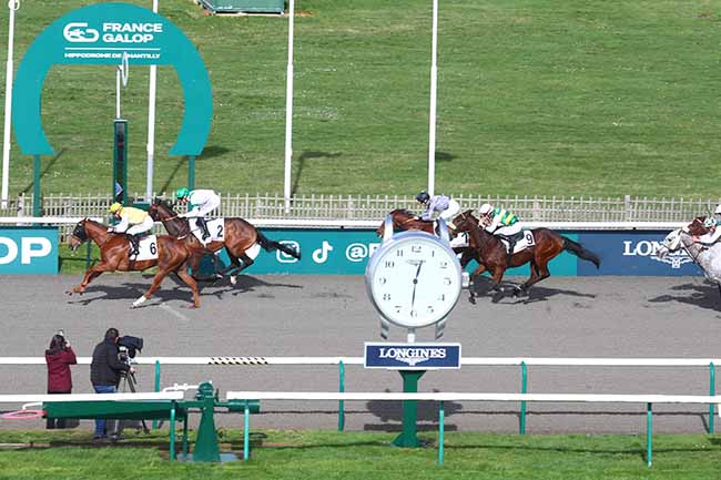 Photo d'arrivée de la course pmu PRIX DU CARREFOUR LAVERSIN à CHANTILLY le Samedi 24 février 2024
