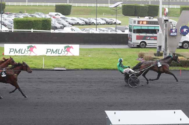 Photo d'arrivée de la course pmu PRIX DE PARIS - AMERIQUE RACES PMU - Marathon Race à PARIS-VINCENNES le Dimanche 25 février 2024