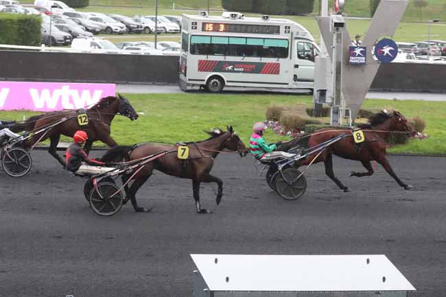 Photo d'arrivée de la course pmu PRIX WTW HIPCOVER ASSURANCES HIPPIQUES (PRIX DE LARRE) à PARIS-VINCENNES le Dimanche 25 février 2024