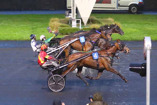 Photo d'arrivée de la course pmu PRIX JACQUES MOREAU à PARIS-VINCENNES le Dimanche 25 février 2024
