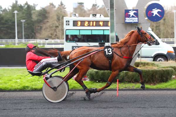 Photo d'arrivée de la course pmu PRIX DE LORIENT à PARIS-VINCENNES le Vendredi 1 mars 2024
