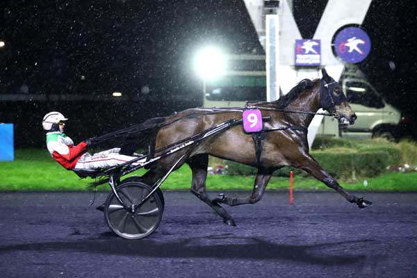 Photo d'arrivée de la course pmu PRIX DE MAUREPAS à PARIS-VINCENNES le Vendredi 1 mars 2024