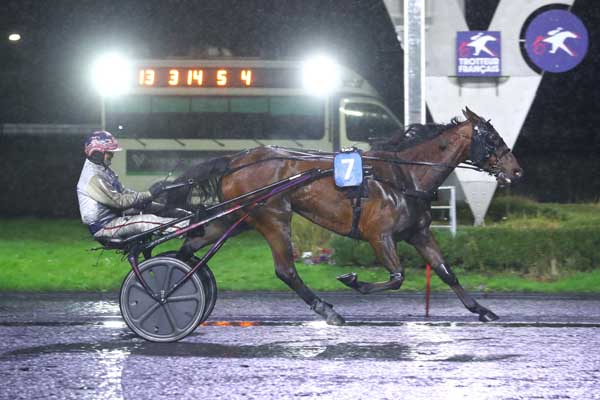 Photo d'arrivée de la course pmu PRIX DE LUNEVILLE à PARIS-VINCENNES le Vendredi 1 mars 2024