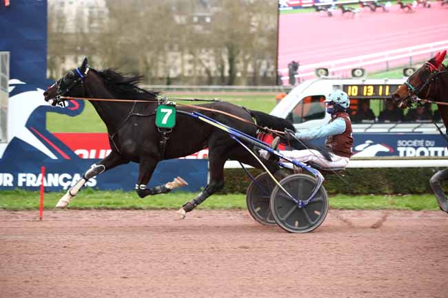 Photo d'arrivée de la course pmu PRIX DE BOULLEVILLE à CAEN le Lundi 4 mars 2024