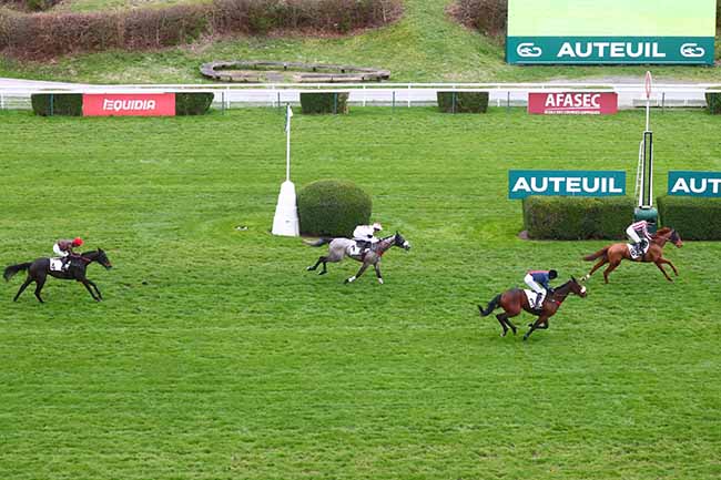 Photo d'arrivée de la course pmu PRIX DUC D'ANJOU à AUTEUIL le Samedi 9 mars 2024