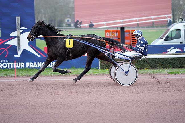 Photo d'arrivée de la course pmu PRIX DE BELLENGREVILLE à CAEN le Lundi 11 mars 2024