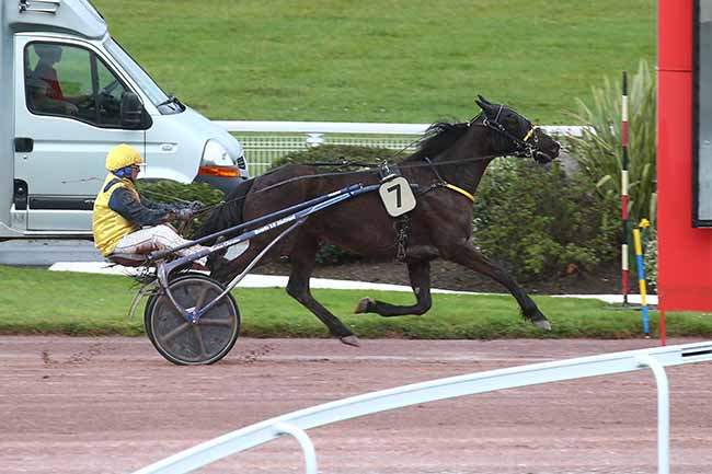 Photo d'arrivée de la course pmu PRIX DE LAROQUEBROU à ENGHIEN le Mardi 12 mars 2024