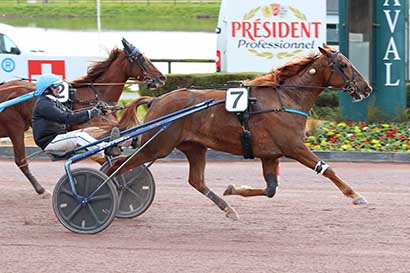 Photo d'arrivée de la course pmu GRAND PRIX DU CONSEIL DEPARTEMENTAL DE LA MAYENNE (GRAND PRIX ERNEST JOUANNE) à LAVAL le Mercredi 13 mars 2024
