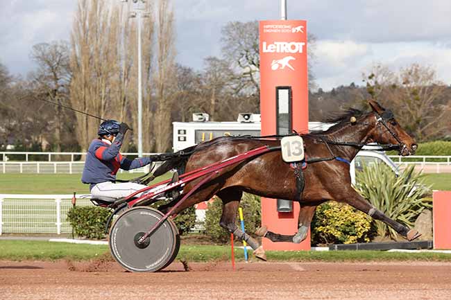 Photo d'arrivée de la course pmu PRIX DE JANVAL à ENGHIEN le Vendredi 15 mars 2024