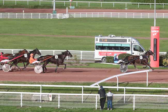 Photo d'arrivée de la course pmu PRIX DE GAGNY à ENGHIEN le Vendredi 15 mars 2024