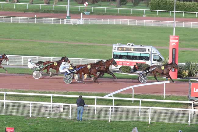 Photo d'arrivée de la course pmu PRIX DU BEAUJOLAIS à ENGHIEN le Vendredi 15 mars 2024