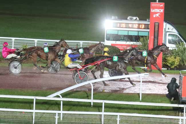 Photo d'arrivée de la course pmu PRIX DE PIERREFORT à ENGHIEN le Vendredi 15 mars 2024