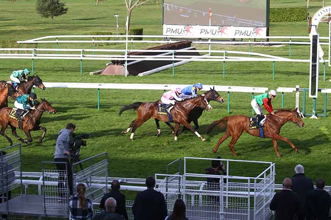 Photo d'arrivée de la course pmu PRIX DU MONT SAINT-JEAN à COMPIEGNE le Mardi 19 mars 2024