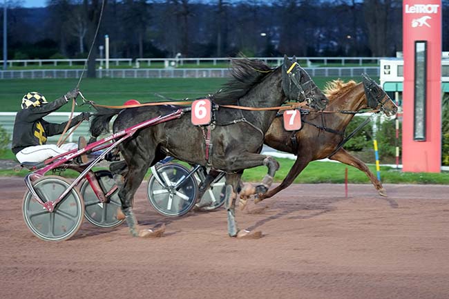 Photo d'arrivée de la course pmu PRIX DU PONT DE LA CONCORDE à ENGHIEN le Mardi 19 mars 2024