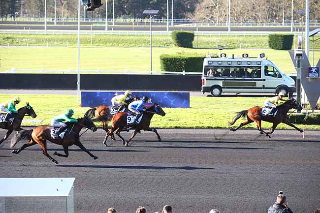 Photo d'arrivée de la course pmu PRIX ALI HAWAS - ETRIER 3 ANS Q2 à PARIS-VINCENNES le Vendredi 22 mars 2024