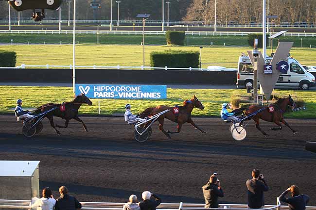 Photo d'arrivée de la course pmu PRIX ENCELADUS à PARIS-VINCENNES le Vendredi 22 mars 2024