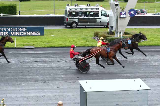 Photo d'arrivée de la course pmu PRIX DE GUEUGNON à PARIS-VINCENNES le Samedi 23 mars 2024