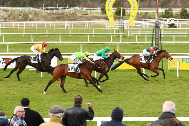 Photo d'arrivée de la course pmu PRIX EUGENIE DE MONTIJO à FONTAINEBLEAU le Lundi 25 mars 2024