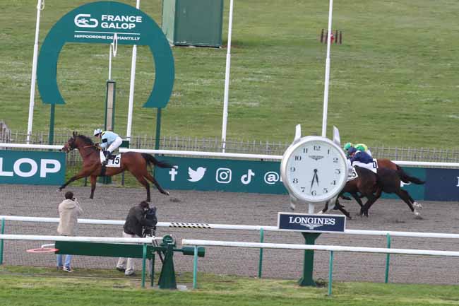 Photo d'arrivée de la course pmu PRIX DE LA RUE DES CASCADES à CHANTILLY le Jeudi 28 mars 2024