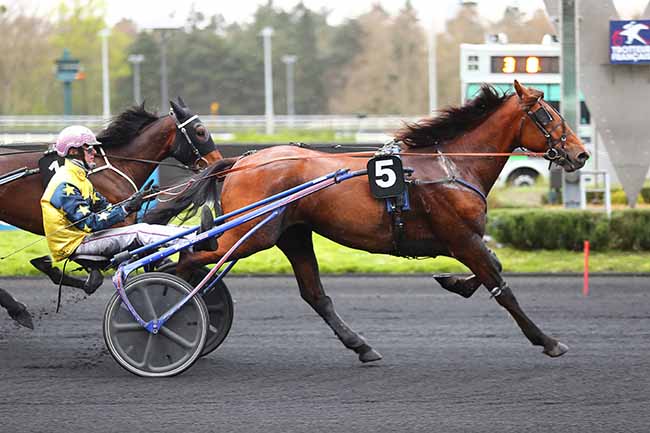 Photo d'arrivée de la course pmu PRIX BEATRIX à PARIS-VINCENNES le Mardi 2 avril 2024