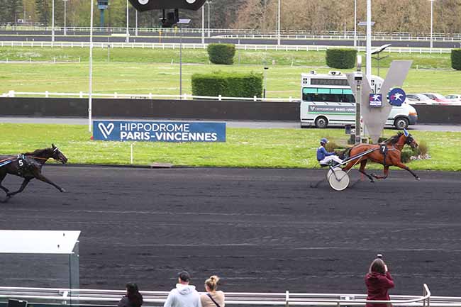 Photo d'arrivée de la course pmu PRIX DE SURESNES à PARIS-VINCENNES le Vendredi 5 avril 2024
